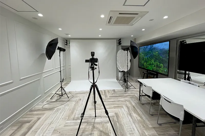 【赤坂駅4分】写真・動画撮影に適した大型モニター完備の白を基調としたスタジオ