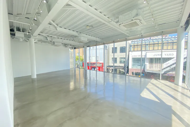 【明治神宮前駅3分｜120㎡】ファッション・アパレル関連のポップアップストアや展示会に適したキャットストリートに浮かぶギャラリースペース【無料貸し出し什器あり】