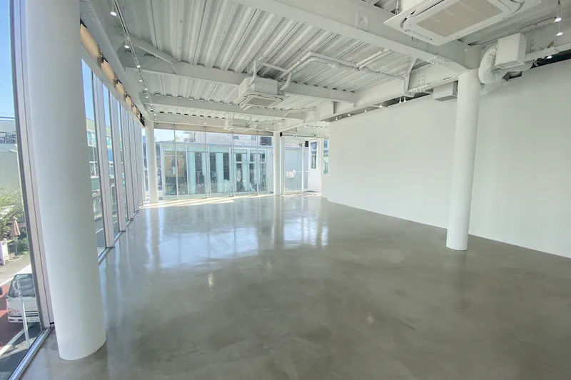 【明治神宮前駅3分｜120㎡】ファッション・アパレル関連のポップアップストアや展示会に適したキャットストリートに浮かぶギャラリースペース【無料貸し出し什器あり】