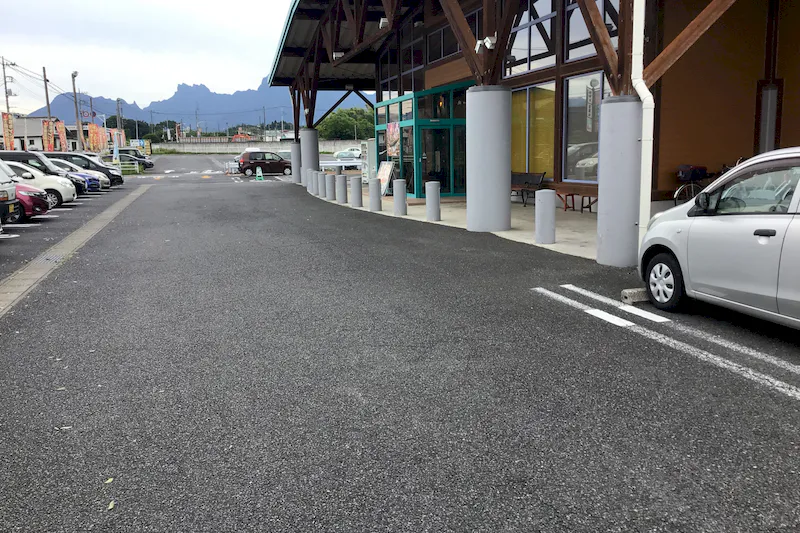 【ダイナム群馬安中店｜割引キャンペーン実施中】キッチンカー出店やプロモーションイベントに最適なアミューズメント施設のイベントスペース（②店舗正面出入口前右側）