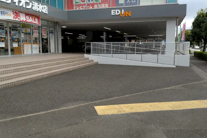 【エディオン清水店】ポップアップ・プロモーション・キッチンカーの出店に適した入口前スペース