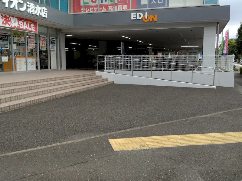 【エディオン清水店】ポップアップ・プロモーション・キッチンカーの出店に適した入口前スペースの画像2