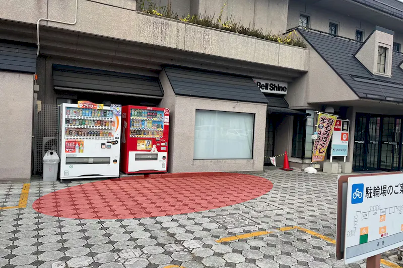 【ベルシャイン伊那店】キッチンカー出店やプロモーション催事に最適な南側出入口横の屋外スペース