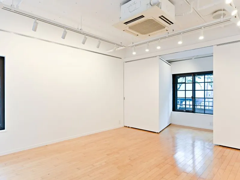 窓際の壁面は、ケヤキ並木側から展示物が見えるように斜めに設置されています。