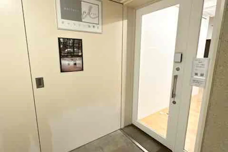 【表参道ヒルズ同潤館｜表参道駅3分】ケヤキ並木を望む2面採光のギャラリースペース｜試着室・ハンガーパイプ有