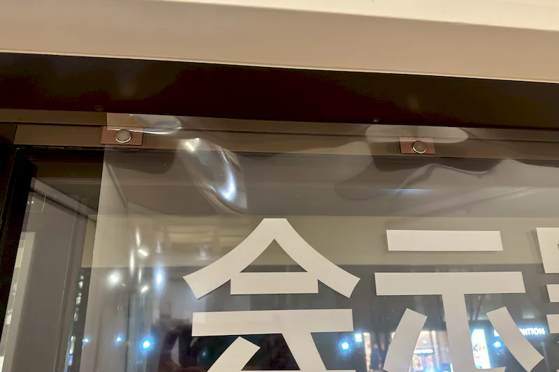 【表参道ヒルズ同潤館｜表参道駅3分】ケヤキ並木を望む2面採光のギャラリースペース｜試着室・ハンガーパイプ有