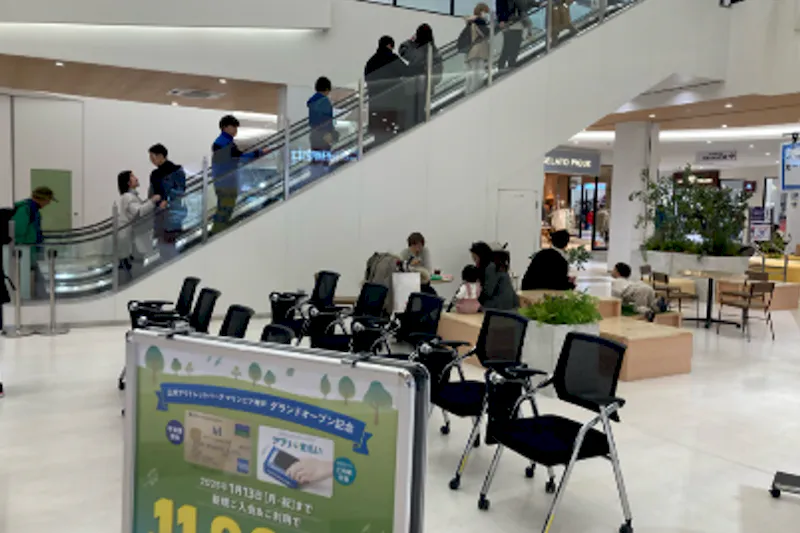 【三井アウトレットパーク マリンピア神戸】1階　南西エスカレーター前