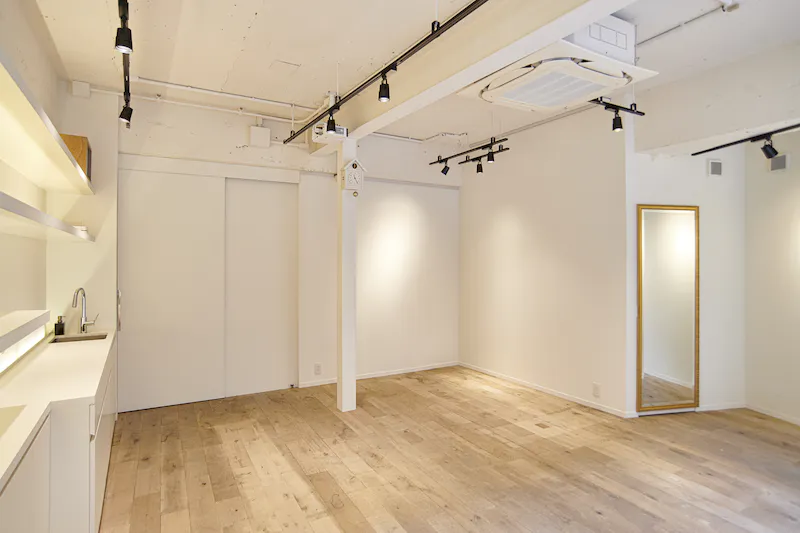 【恵比寿駅3分／代官山駅4分】ポップアップストアや展示会に最適な自然光が入るプレーンでナチュラルな路面スペース