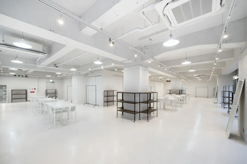 【本町駅／心斎橋駅5分】招待制のファッション系展示販売会やアート系展示会に最適な白を基調とした清潔感のあるレンタルスペース