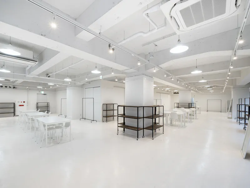 【本町駅／心斎橋駅5分】招待制のファッション系展示販売会やアート系展示会に最適な白を基調とした清潔感のあるレンタルスペースの画像4