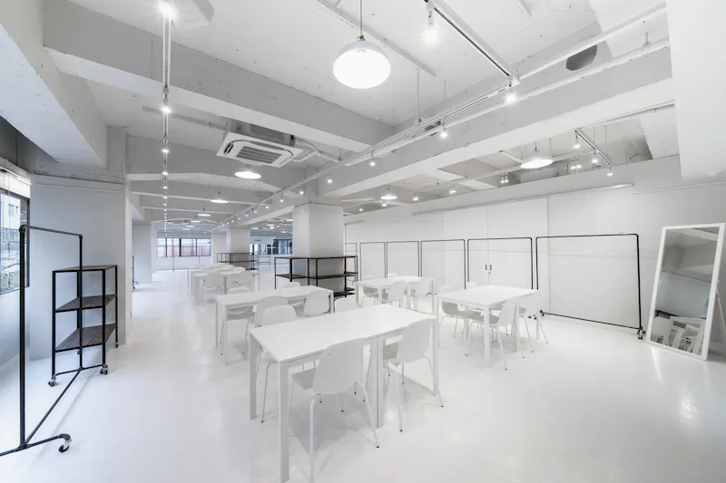 【本町駅／心斎橋駅5分】招待制のファッション系展示販売会やアート系展示会に最適な白を基調とした清潔感のあるレンタルスペースの画像