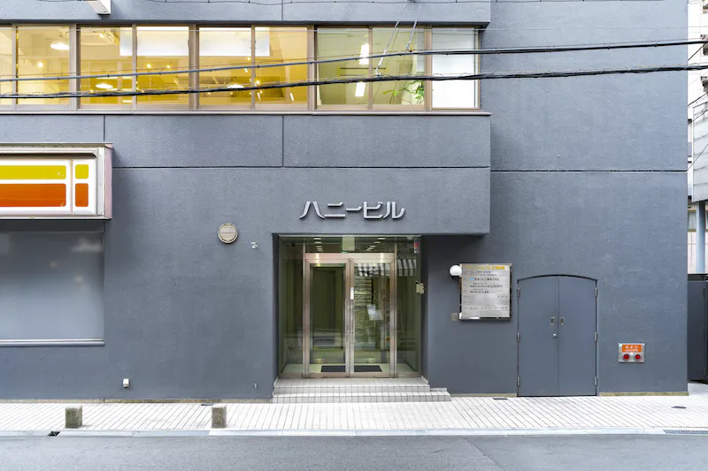 【本町駅／心斎橋駅5分】招待制のファッション系展示販売会やアート系展示会に最適な白を基調とした清潔感のあるレンタルスペース