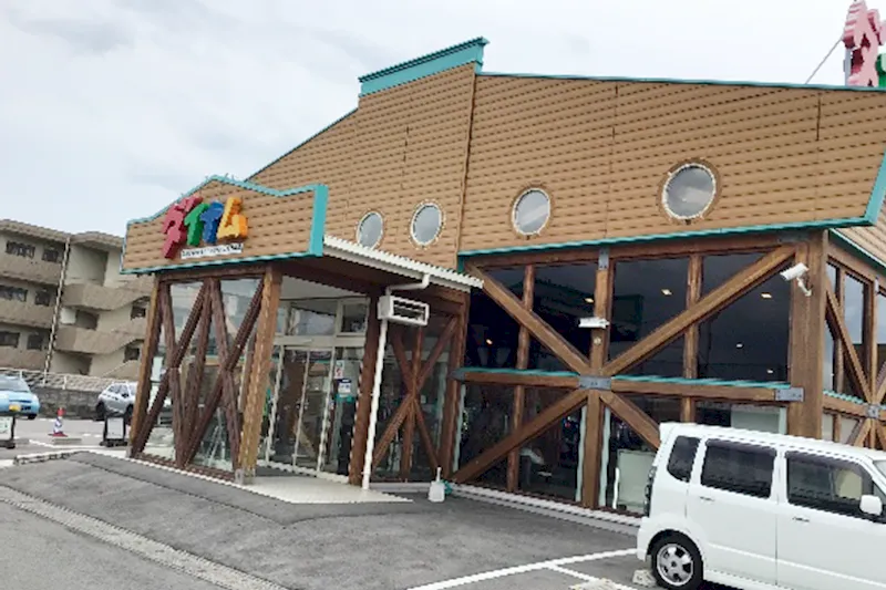 【ダイナム西那須野店｜割引キャンペーン実施中】キッチンカー出店やプロモーションイベントに最適なアミューズメント施設のイベントスペース（店舗正面右）