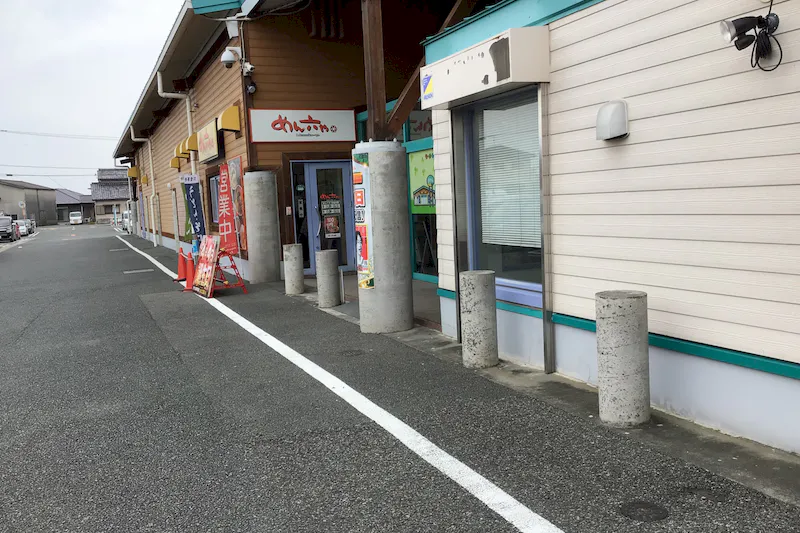 【ダイナム熊本八代北店ゆったり館｜割引キャンペーン実施中】キッチンカー出店やプロモーションイベントに最適なアミューズメント施設のイベントスペース（めん六や前）