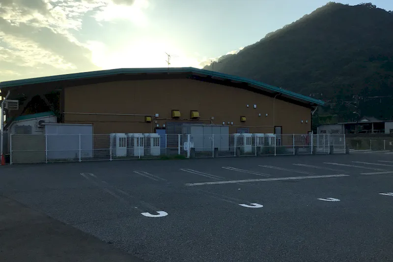 【ダイナム山口周南店｜割引キャンペーン実施中】プロモーションイベントに最適なアミューズメント施設のイベントスペース(店舗出入り口横）