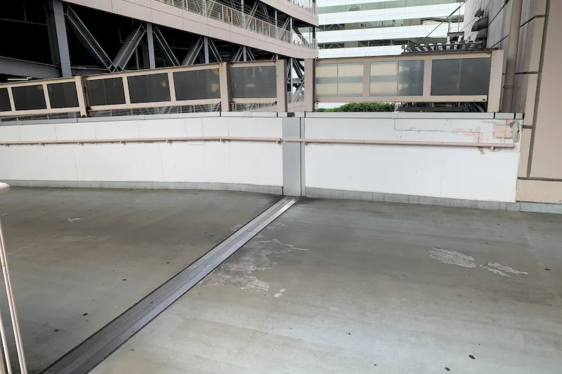 駐車場からスペースまでの距離は近く目に留まりやすい空間です