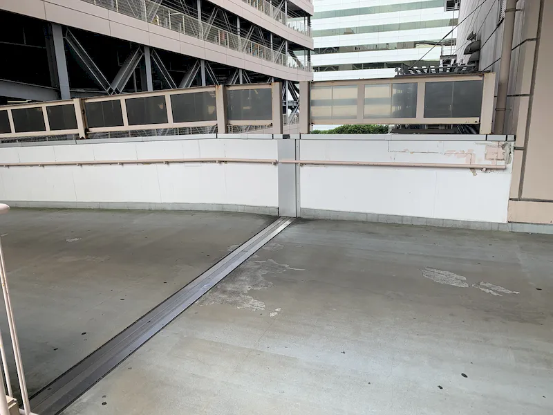 駐車場からスペースまでの距離は近く目に留まりやすい空間です