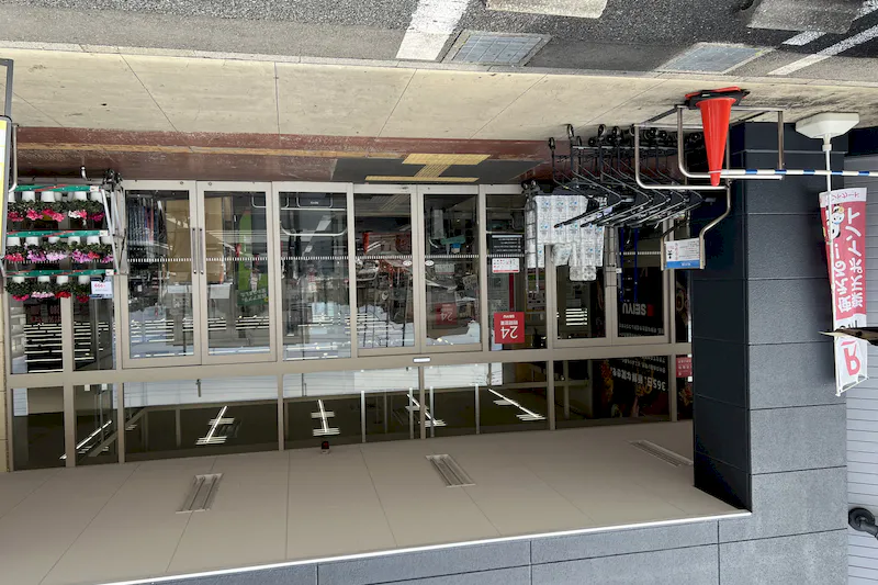 【西友　阿久和店】＜料金改定：お値下げしました＞ 1F軒先入口横　プロモーション用途や物販、食物販のポップアップストアに最適なスーパーの屋外催事イベントスペース