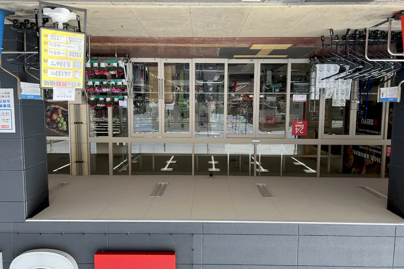 【西友　阿久和店】＜料金改定：お値下げしました＞ 1F軒先入口横　プロモーション用途や物販、食物販のポップアップストアに最適なスーパーの屋外催事イベントスペース