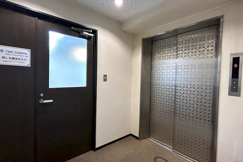 【TIME SHARING 田原町 USUI ANNEX｜田原町駅5分】33名着席で学びと交流に使える5階イベントスペース