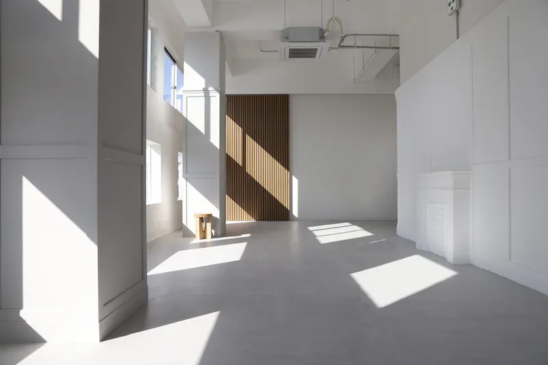 【門前仲町駅11分】撮影や展示会に適した白を基調とした一日中自然光が降り注ぐスタジオ
