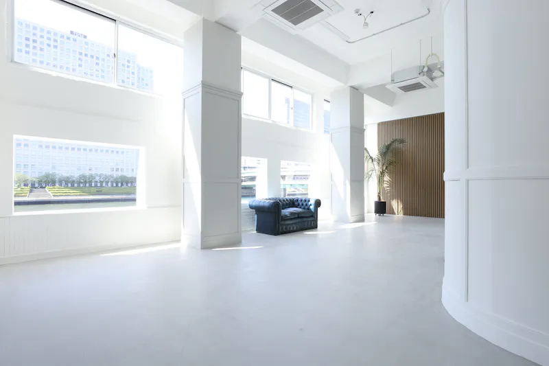 【門前仲町駅11分】撮影や展示会に適した白を基調とした一日中自然光が降り注ぐスタジオ