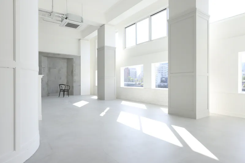 【門前仲町駅11分】撮影や展示会に適した白を基調とした一日中自然光が降り注ぐスタジオ