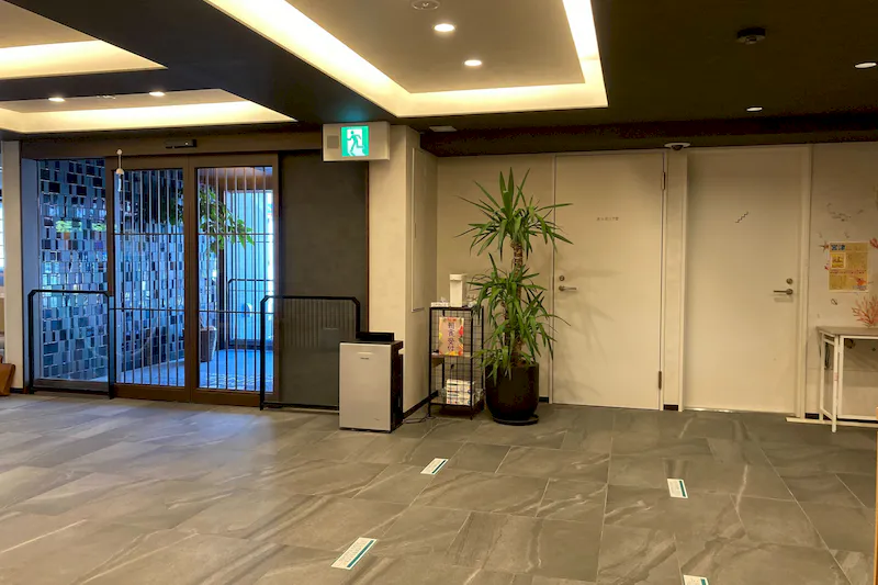【KOKO HOTEL 京都三条｜三条京阪駅3分】京町家をイメージした和モダンな1Fロビーのレンタルギャラリー