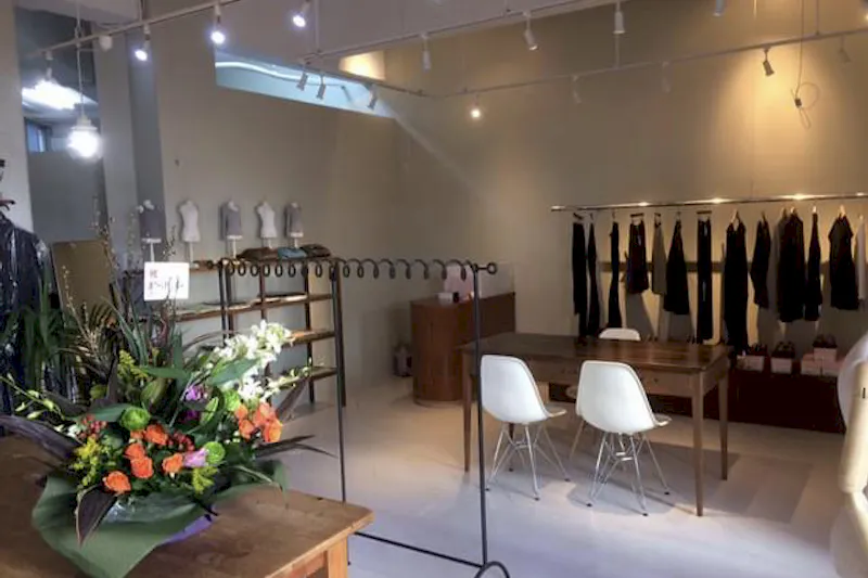 【薬院大通り駅2分】アパレルの展示販売会や各種ポップアップに最適な什器類全て無料貸出が可能な路面スペース