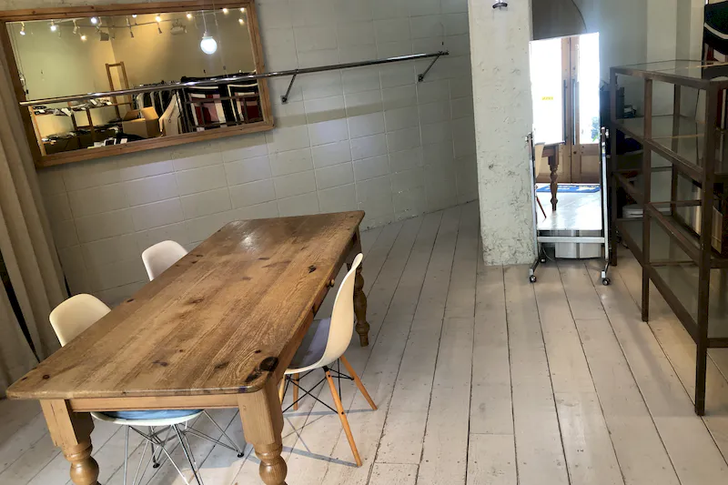 【薬院大通り駅2分】アパレルの展示販売会や各種ポップアップに最適な什器類全て無料貸出が可能な路面スペース