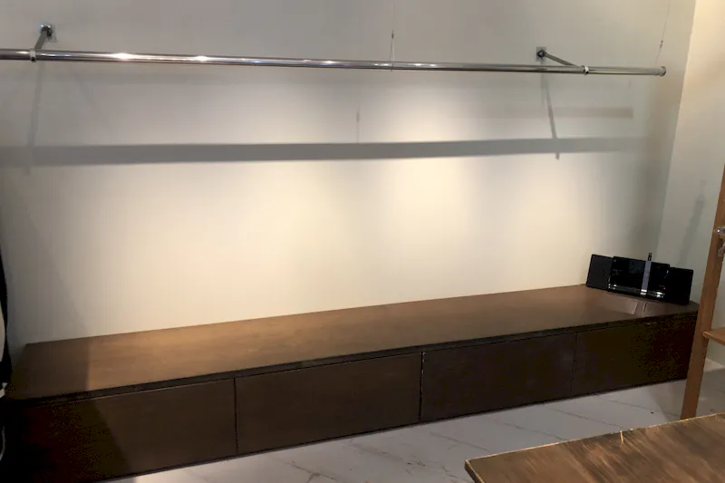 【薬院大通り駅2分】アパレルの展示販売会や各種ポップアップに最適な什器類全て無料貸出が可能な路面スペース