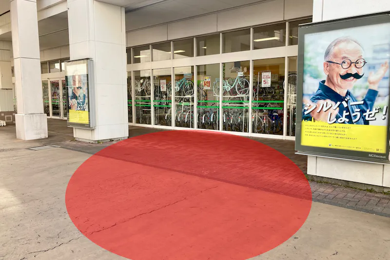 【イオン秦野】1F正面入口近くの屋外スペース（スタバ側）の画像