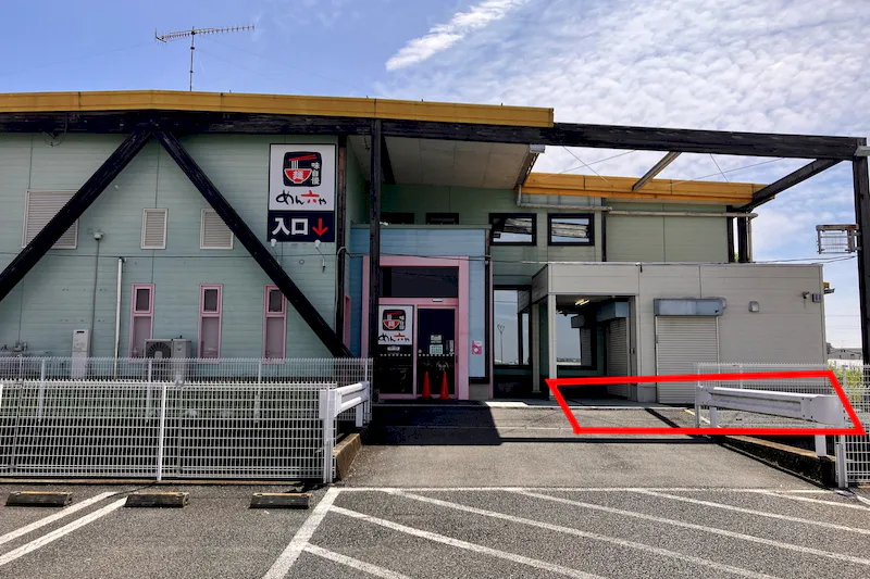 【ダイナム埼玉羽生店ゆったり館｜割引キャンペーン実施中】キッチンカー出店やプロモーションイベントに最適なアミューズメント施設のイベントスペース（①店舗ラーメン屋出入口前）