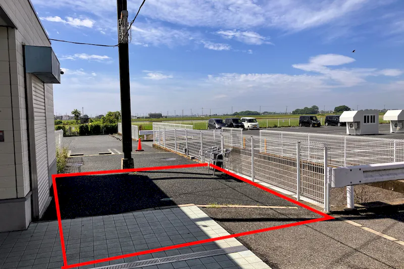 【ダイナム埼玉羽生店ゆったり館｜割引キャンペーン実施中】キッチンカー出店やプロモーションイベントに最適なアミューズメント施設のイベントスペース（①店舗ラーメン屋出入口前）