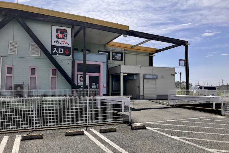 【ダイナム埼玉羽生店ゆったり館｜割引キャンペーン実施中】キッチンカー出店やプロモーションイベントに最適なアミューズメント施設のイベントスペース（①店舗ラーメン屋出入口前）