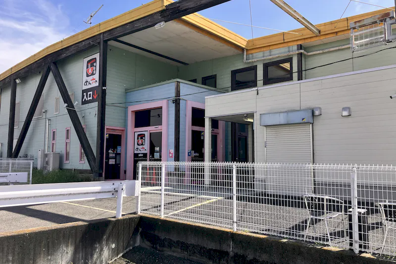 【ダイナム埼玉羽生店ゆったり館｜割引キャンペーン実施中】キッチンカー出店やプロモーションイベントに最適なアミューズメント施設のイベントスペース（①店舗ラーメン屋出入口前）