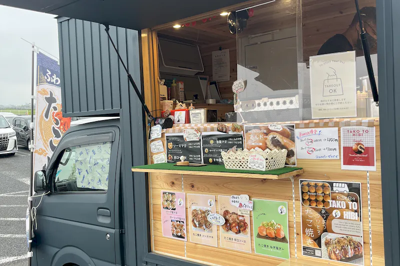 【ダイナム埼玉羽生店ゆったり館｜割引キャンペーン実施中】キッチンカー出店やプロモーションイベントに最適なアミューズメント施設のイベントスペース（①店舗ラーメン屋出入口前）