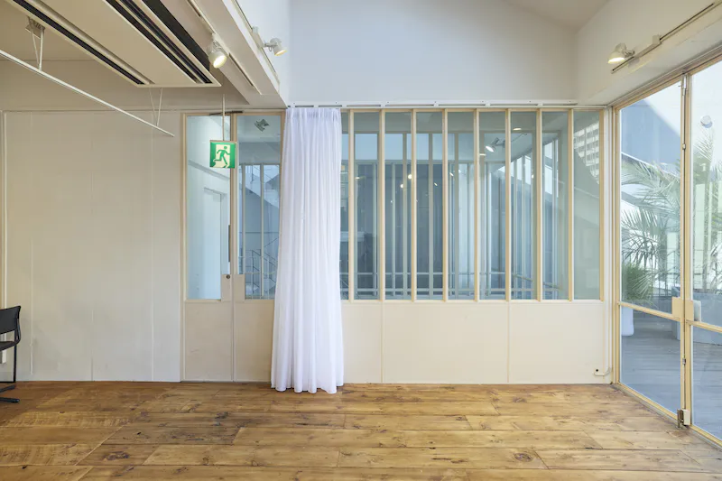 【渋谷駅8分】展示会・ギャラリーに適した白壁・自然光をたっぷり取り込める空間とバルコニー付きスペース