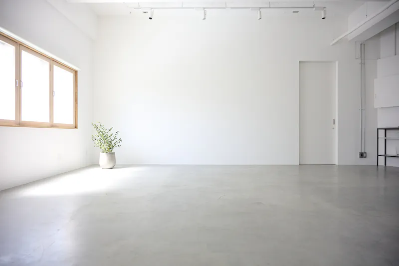 【目黒駅6分】アパレル展示会や撮影に適した白色を基調とした移動可能なキッチン設備があるスタジオ