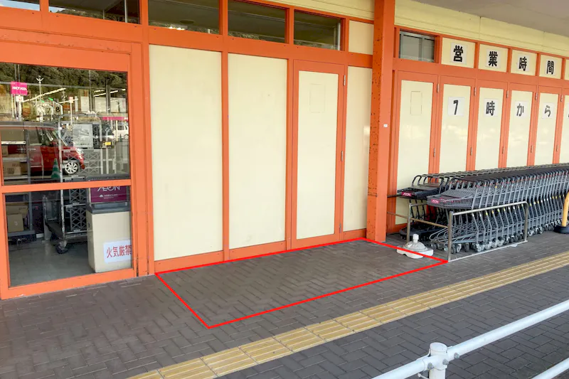 【イオンタウン蒲原】プロモーションイベントや各種物販に最適な大型スーパー出入口付近にある視認性抜群の屋外軒下スペース