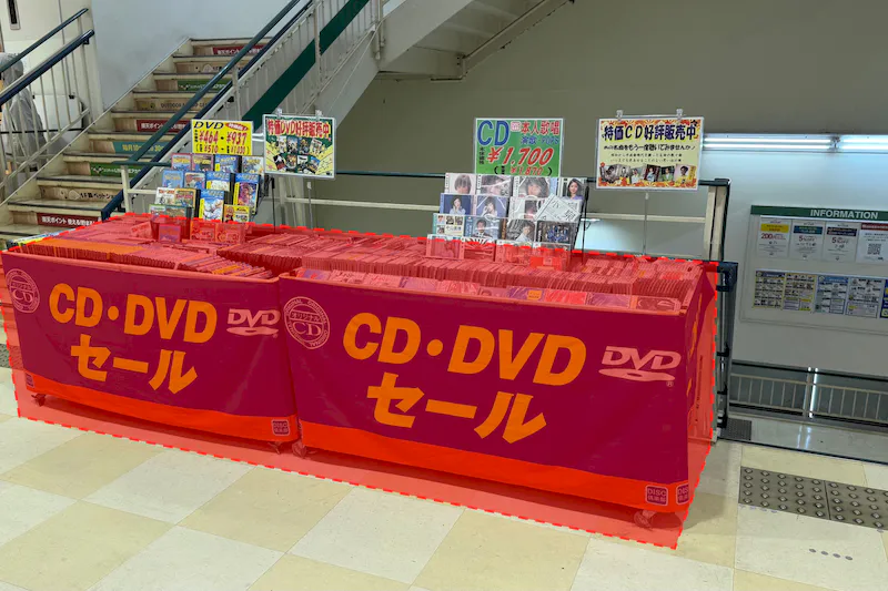 【ユニディ松戸ときわ平店】2階エスカレーター横階段前　物販やプロモーションに最適なホームセンター内エスカレーター横の催事イベントスペース