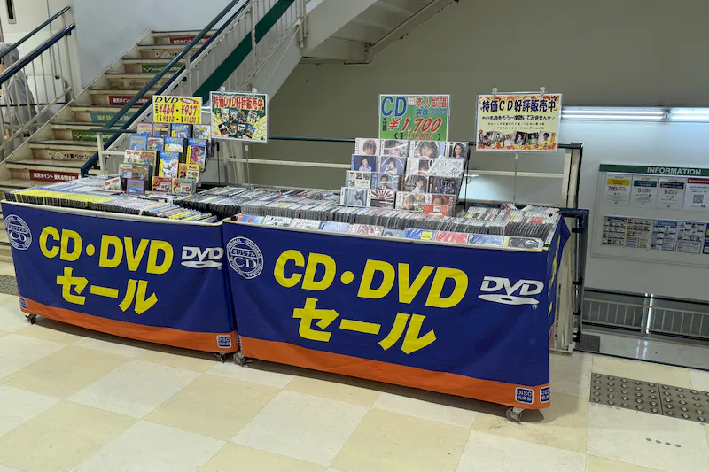 【ユニディ松戸ときわ平店】2階エスカレーター横階段前　物販やプロモーションに最適なホームセンター内エスカレーター横の催事イベントスペース