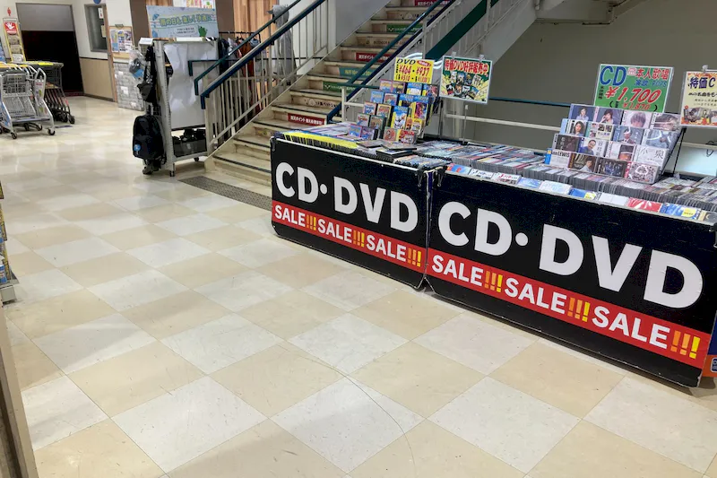 【ユニディ松戸ときわ平店】2階エスカレーター横階段前　物販やプロモーションに最適なホームセンター内エスカレーター横の催事イベントスペース