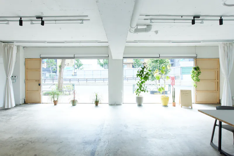 【高円寺駅8分】撮影用途、ポップアップストアや展示に最適なシンプルな内装の路面のイベントスペース
