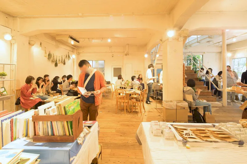 【LIGHT BOX STUDIO 1F+2F｜表参道駅5分】アイビーに包まれた青山骨董通り近くの一棟貸しイベントスペース