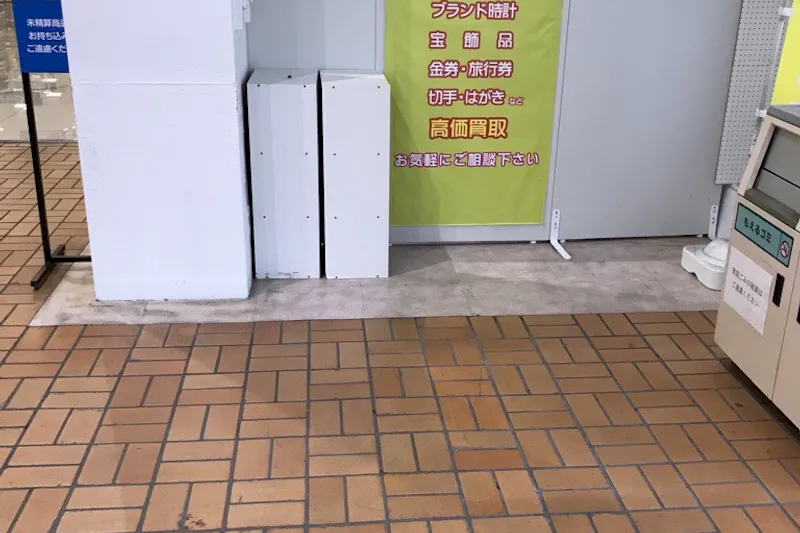 【西友　川中島店】店内入口付近（フードコート）　プロモーション用途や物販、食物販のポップアップストアに最適なスーパー店内催事イベントスペース
