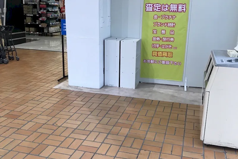 【西友　川中島店】店内入口付近（フードコート）　プロモーション用途や物販、食物販のポップアップストアに最適なスーパー店内催事イベントスペース