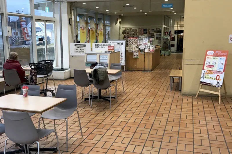 【西友　川中島店】店内入口付近（フードコート）　プロモーション用途や物販、食物販のポップアップストアに最適なスーパー店内催事イベントスペース