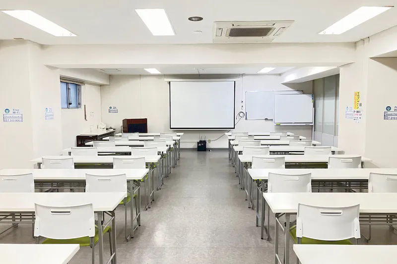 【高崎白銀ビル貸会議室】第一会議室 3名掛け最大60名収容・設備無料の96㎡イベントスペース｜販売利用OKの画像