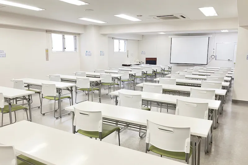 【高崎白銀ビル貸会議室】第一会議室 3名掛け最大60名収容・設備無料の96㎡イベントスペース｜販売利用OK
